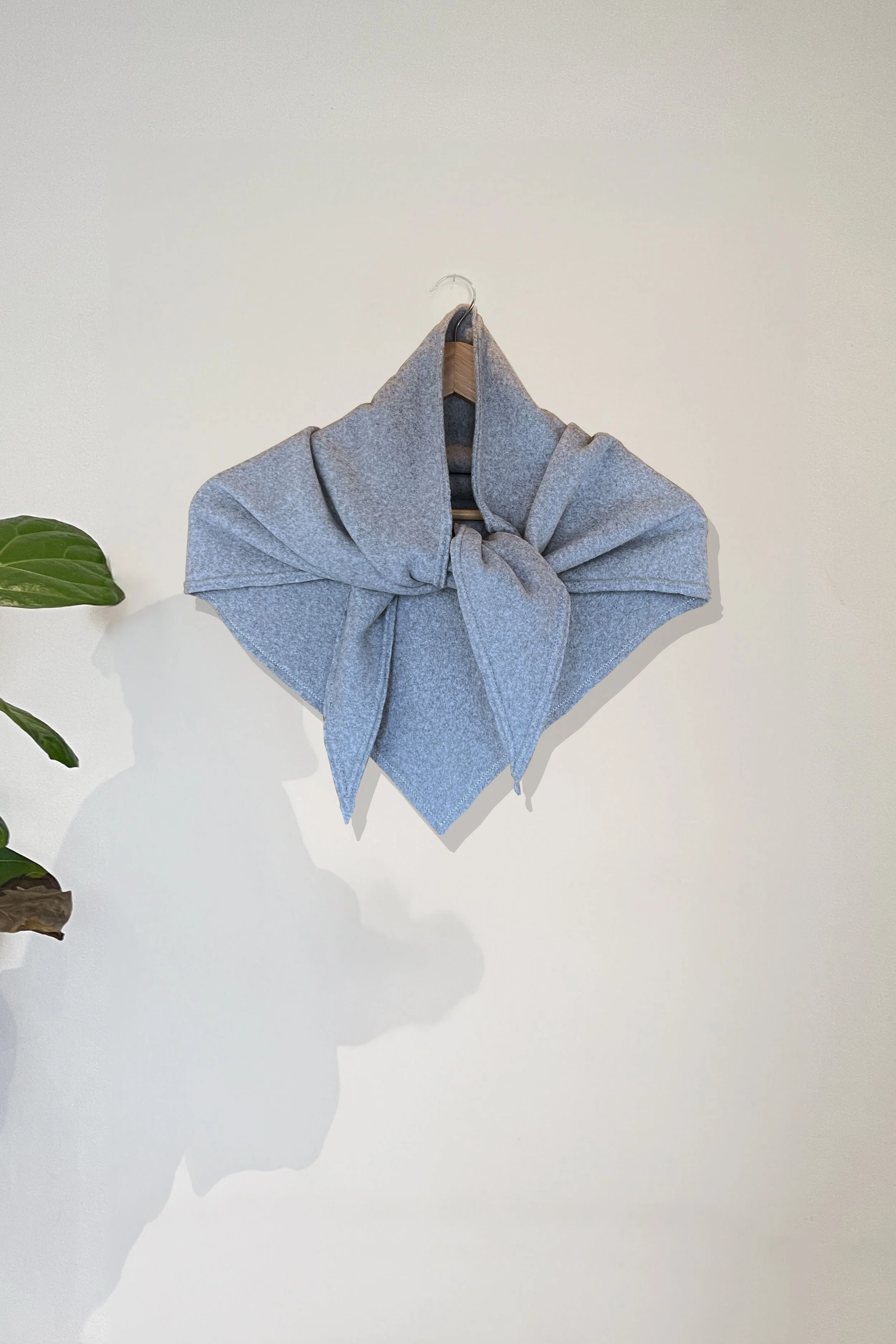 01 FLEECE BIG SCARF LIGHT GREY TIED.jpg