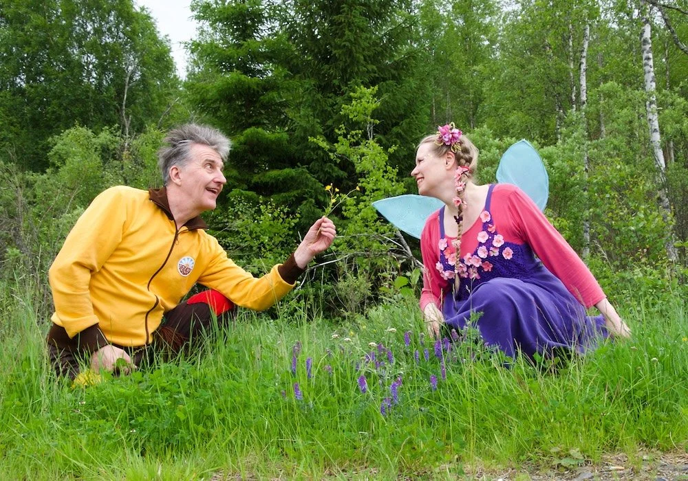 Tahtipeikko ja Keiju kukkien keskellä