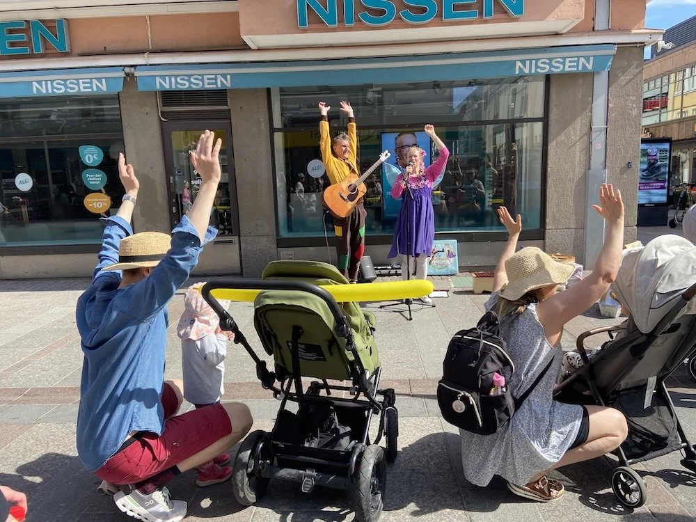 Tahtipeikko ja Keiju musisoimassa kadulla