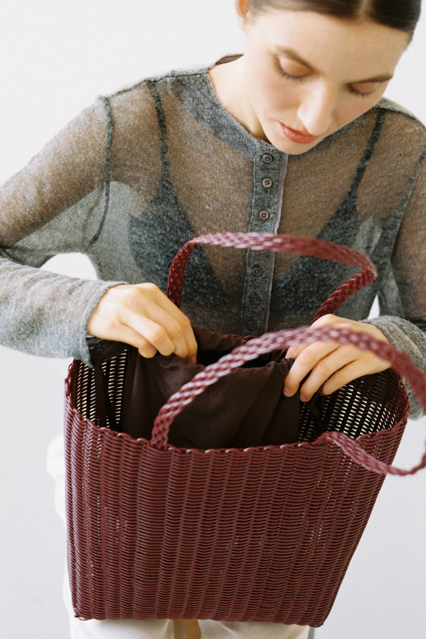 rayas-collective-tote-maroon-basket-outfit2.jpg