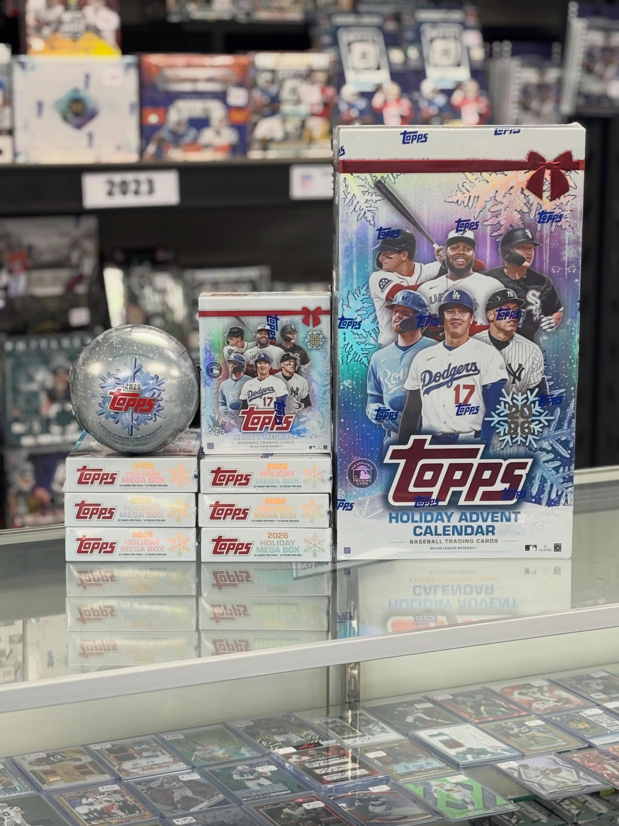 Looking to start your holiday shopping early? 🎄 

The 2026 Topps Holiday Baseball line is now available! Grab your advent calendar or stocking stuffers today!