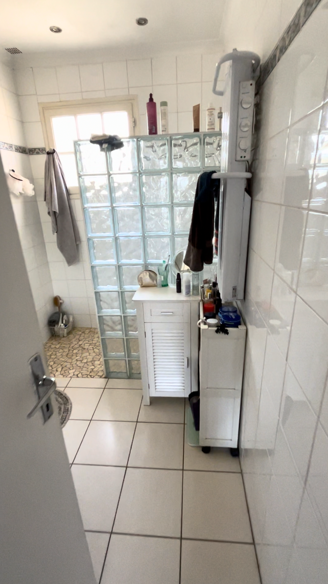 salle de bain avant le coaching, meubles encombrants, pas esthétique et difficile d'accès.