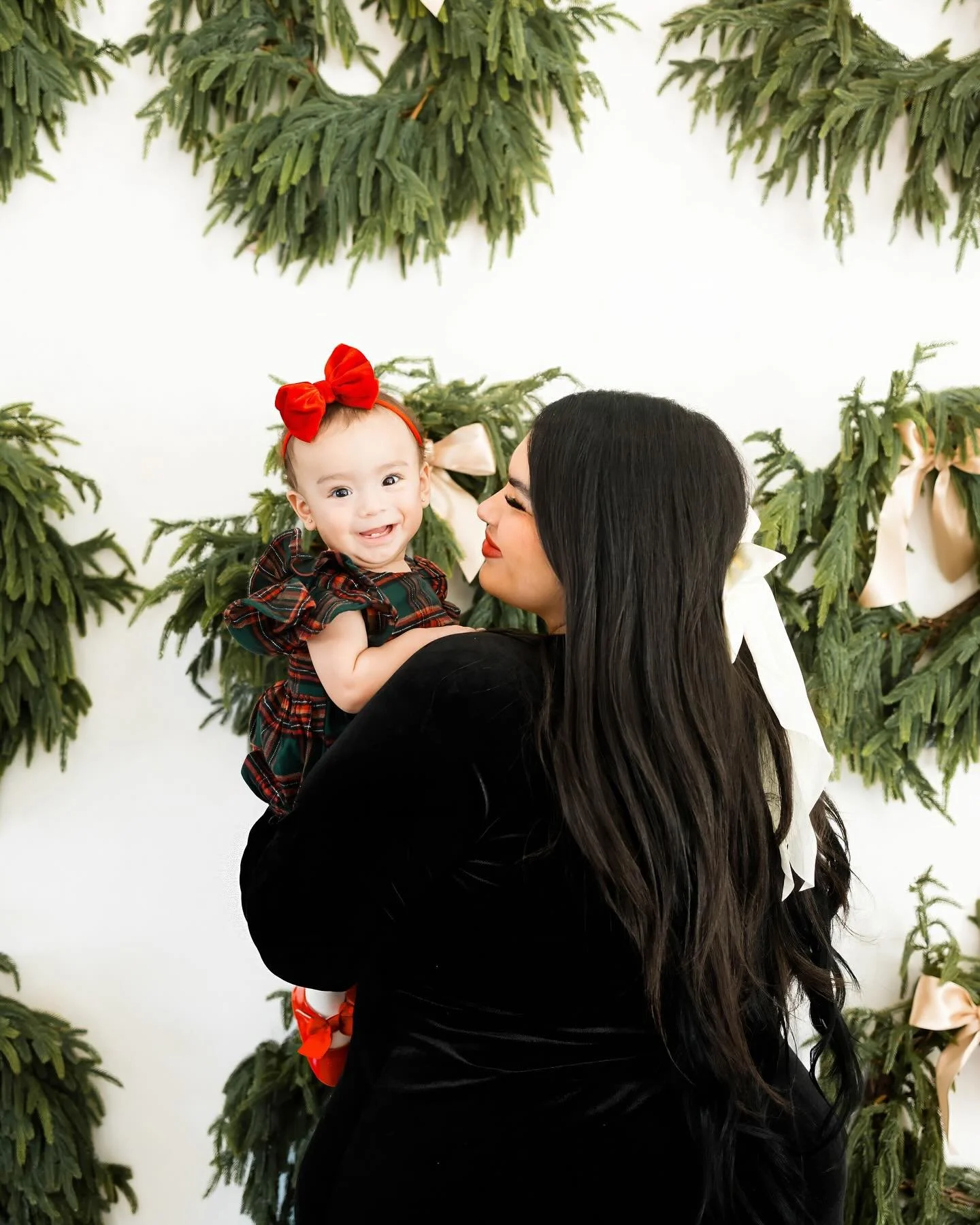 ✨✨BLACK FRIDAY SALE IS LIVE✨✨
✨24 HOURS ONLY (ends 8pm the 29th): book your valentines or wildflower mini for 2025 for $50 off! Link is in my bio and stories. 
✨VALID UNTIL 12/1: book any session for January - March of 2025 and save $75. Important