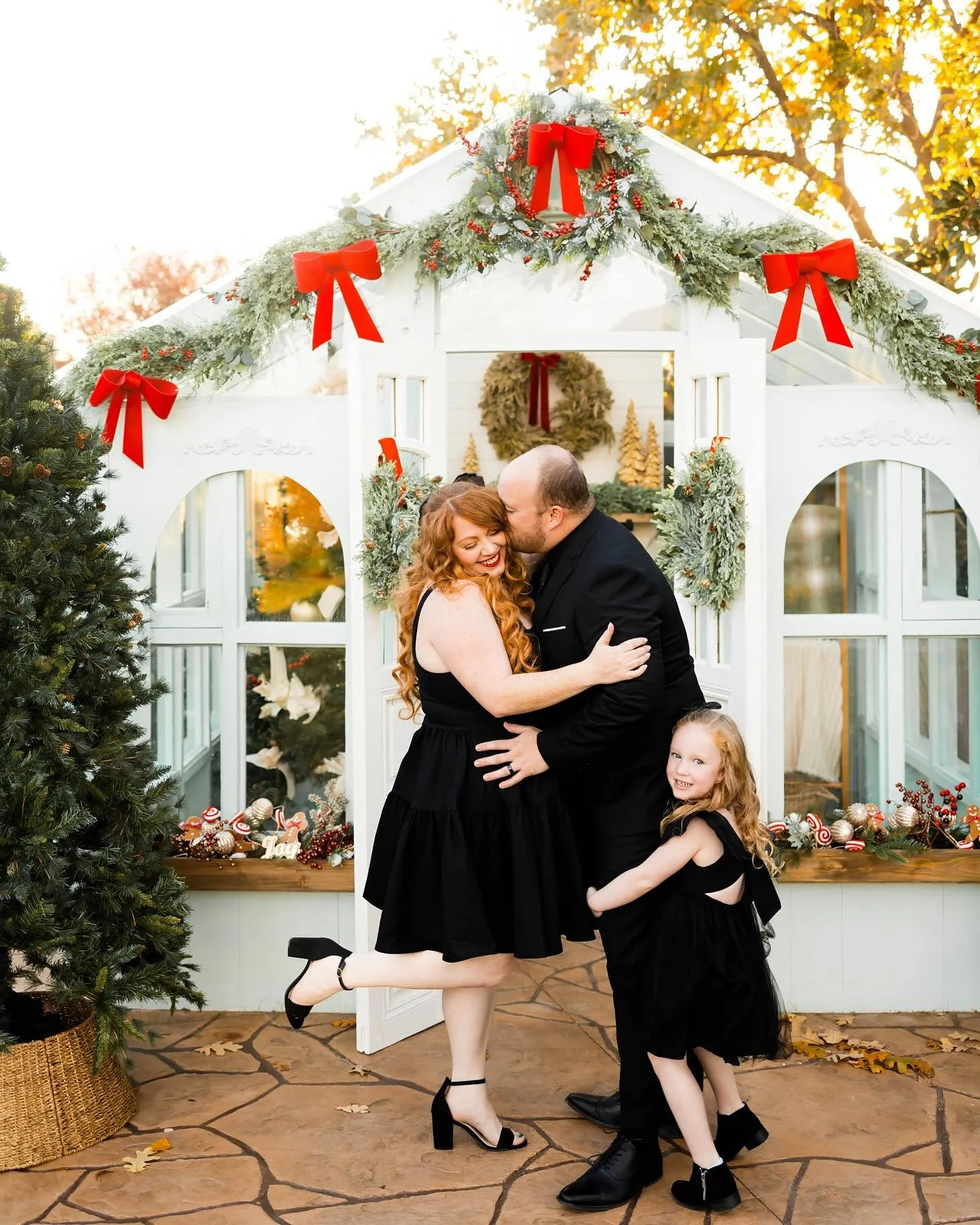 Ladies & gentlemen… the @lemondropstudiostx winter greenhouse! 
Southern gothic was the outfit theme… and anyone who knows me knows I LOVE A THEME. Ugh. I’m just so obsessed with the people I get to work with 😎👌🏻🖤
.
.
.