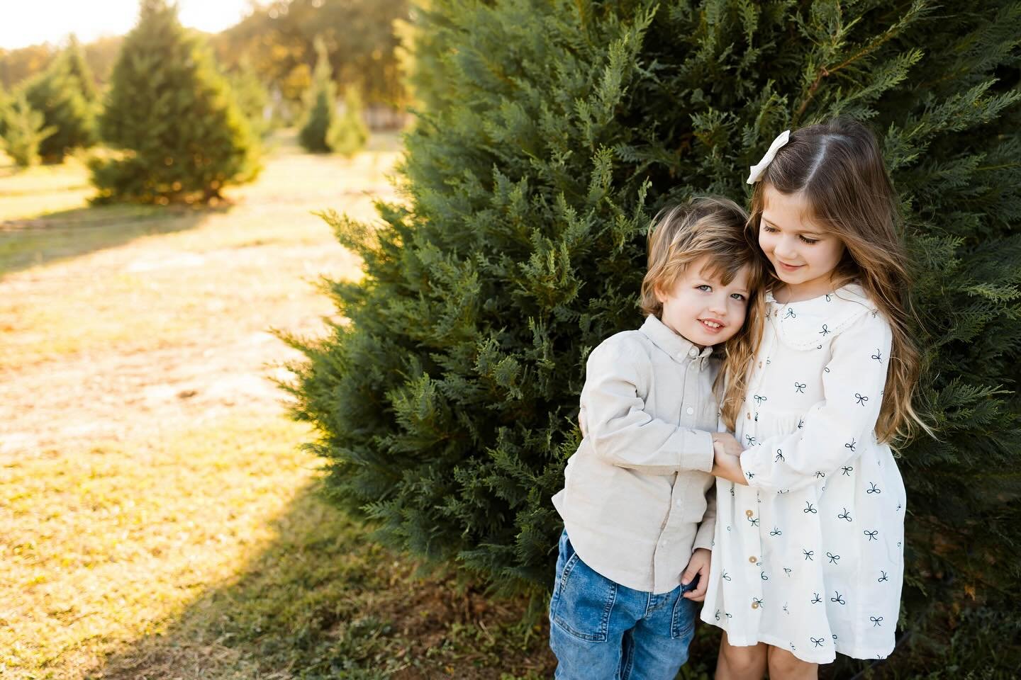 I’m sooo glad I did so many minis at the tree farm this year, I just heard that this location is closing after this year 🥺 
If anyone knows about another good tree farm help a girl out 🫶🏼 
,
.
.
.
#fortworthtexas #fortworthphotographer #fo