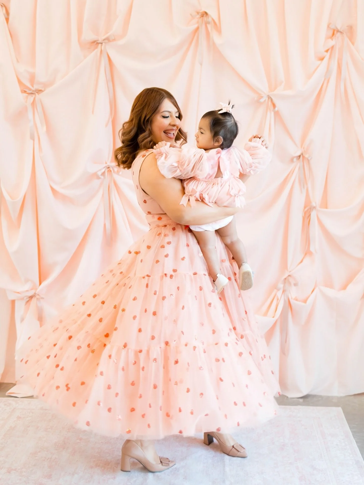 I CANT WAIT for valentines minis @lemondropstudiostx 💘💝💖💕💗💓 spots available at the link in my bio! 

Isabelle&rsquo;s first birthday session was a huge success! We shot bright and early at 8am at the studio and the light was so good. 

My favor