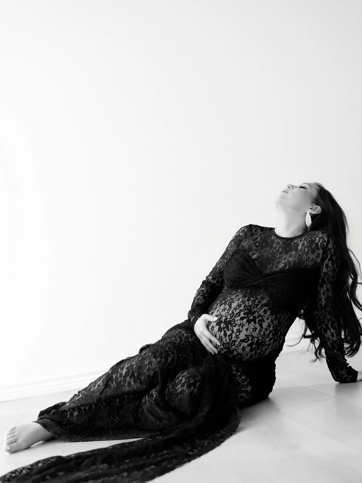 Expecting &amp; elevated - creating life &amp; looking powerful while doing it. 

Victoria wanted a simplistic yet moody maternity session for her second baby and I think we nailed it @thelumenroom 👑

A perk of sessions this time of the year vs. the