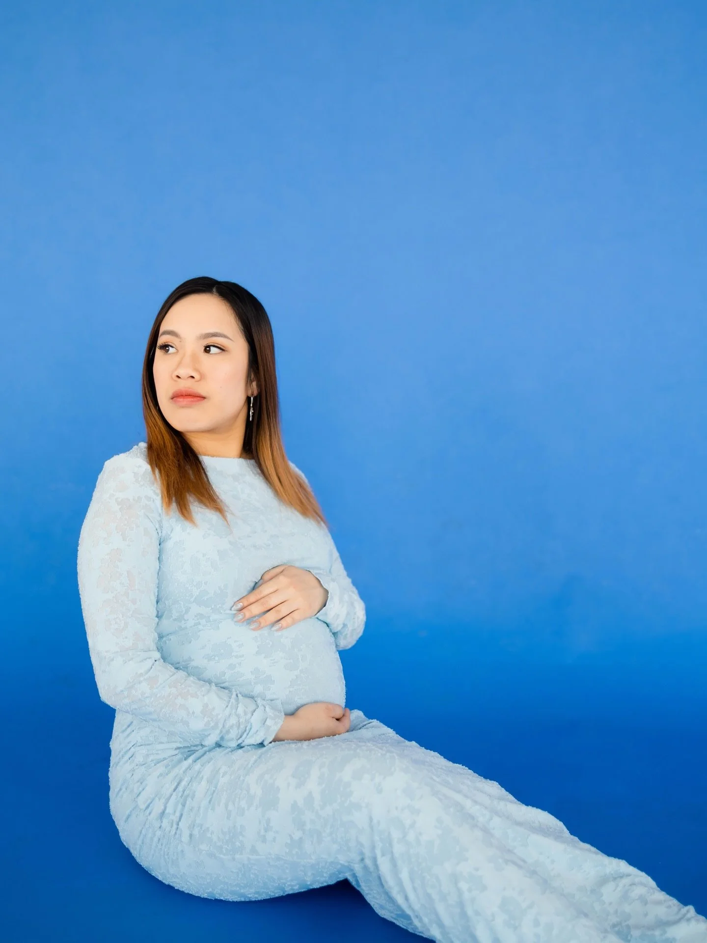 Maternity in blue 🩵💙

Seamless paper is one of my favorite ways to enhance a session. The color options are endless - and many of the studies on my location guide offer a variety of seamless colors. If you like this vibe and have a color in mind - 