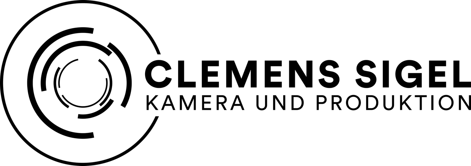 Schwarzer Hintergrund mit weißen eingeblendeten weißrussischen Schriftzeichen und einem Totenkopf, der eine Kapuze trägt.