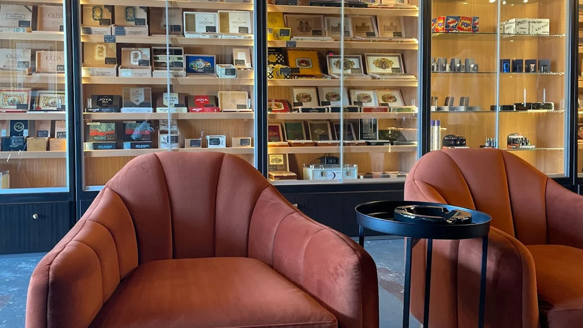 estate_cigars_and_social_lounge_seating.jpg