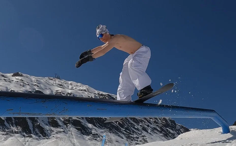 What Are Baggy Snow Pants?