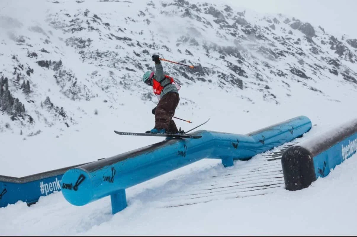 Woody Snowripper team rider wearing baggy snow pants in contest