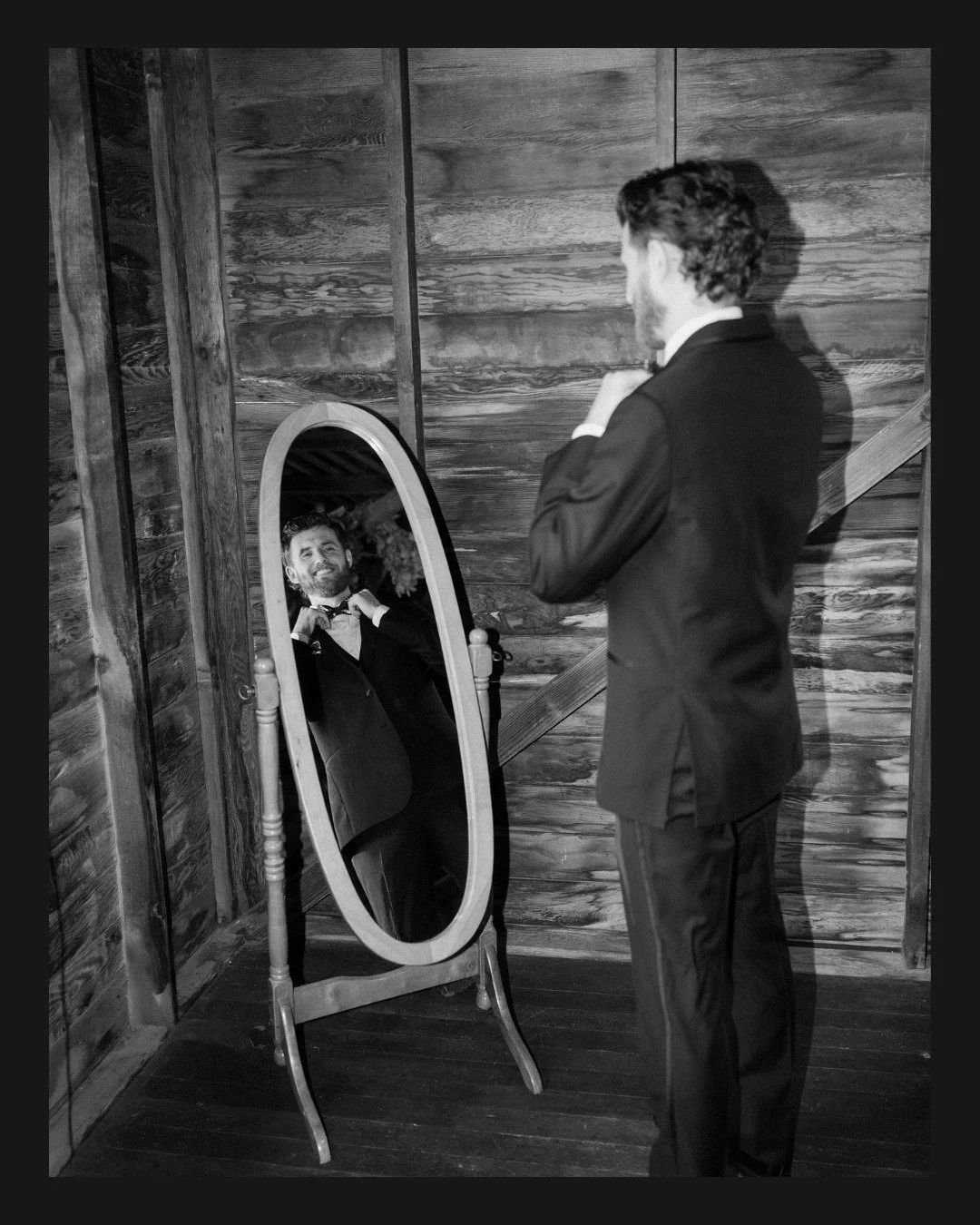 Final touches before forever

Photo: Eva Waltz @evawaltzphoto 
Planner: Ferns &amp; Forevers @foreversweddings