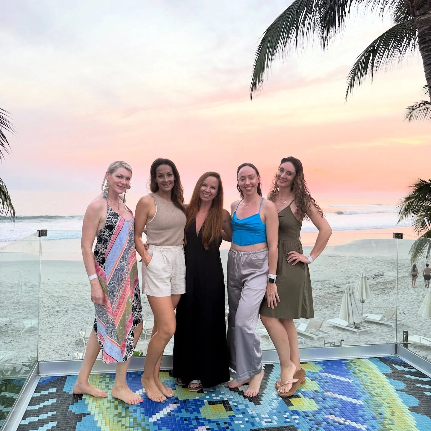 Strong women, sunshine, and @bootybarre retreat vibes ☀️ Nothing better than feeling connected + empowered with our @therapysocialfitness crew 💪💛