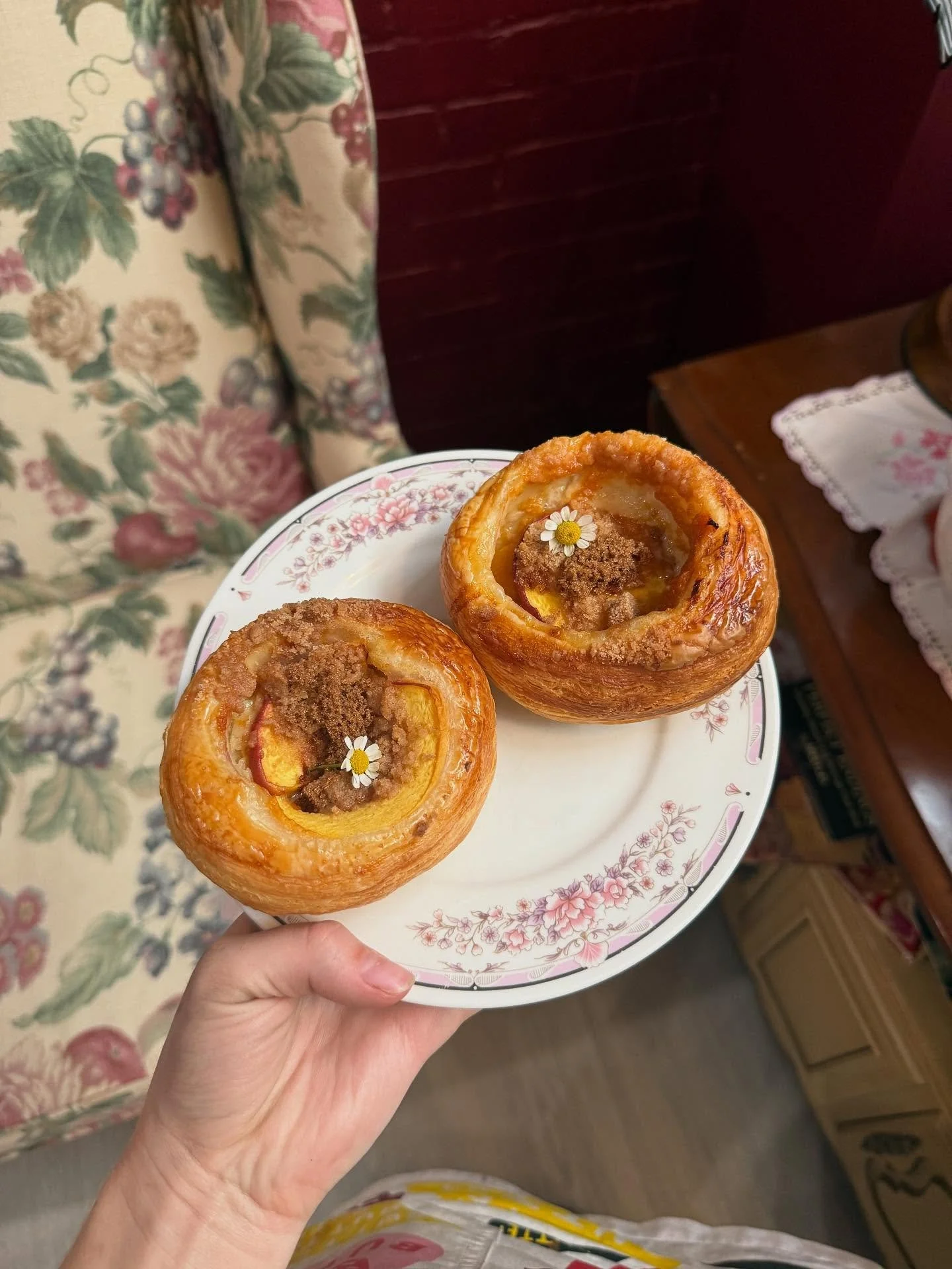 The Elderflower Peach Cobbler Danish, aka the perfect end of summer danish 🥐🍂🍑🐞🌞 

Filled with a ginger mascarpone, fresh peaches, topped with an elderflower infused peach slice &amp; crumble. 

Available at @winterswancoffee &amp; @unionplaceco