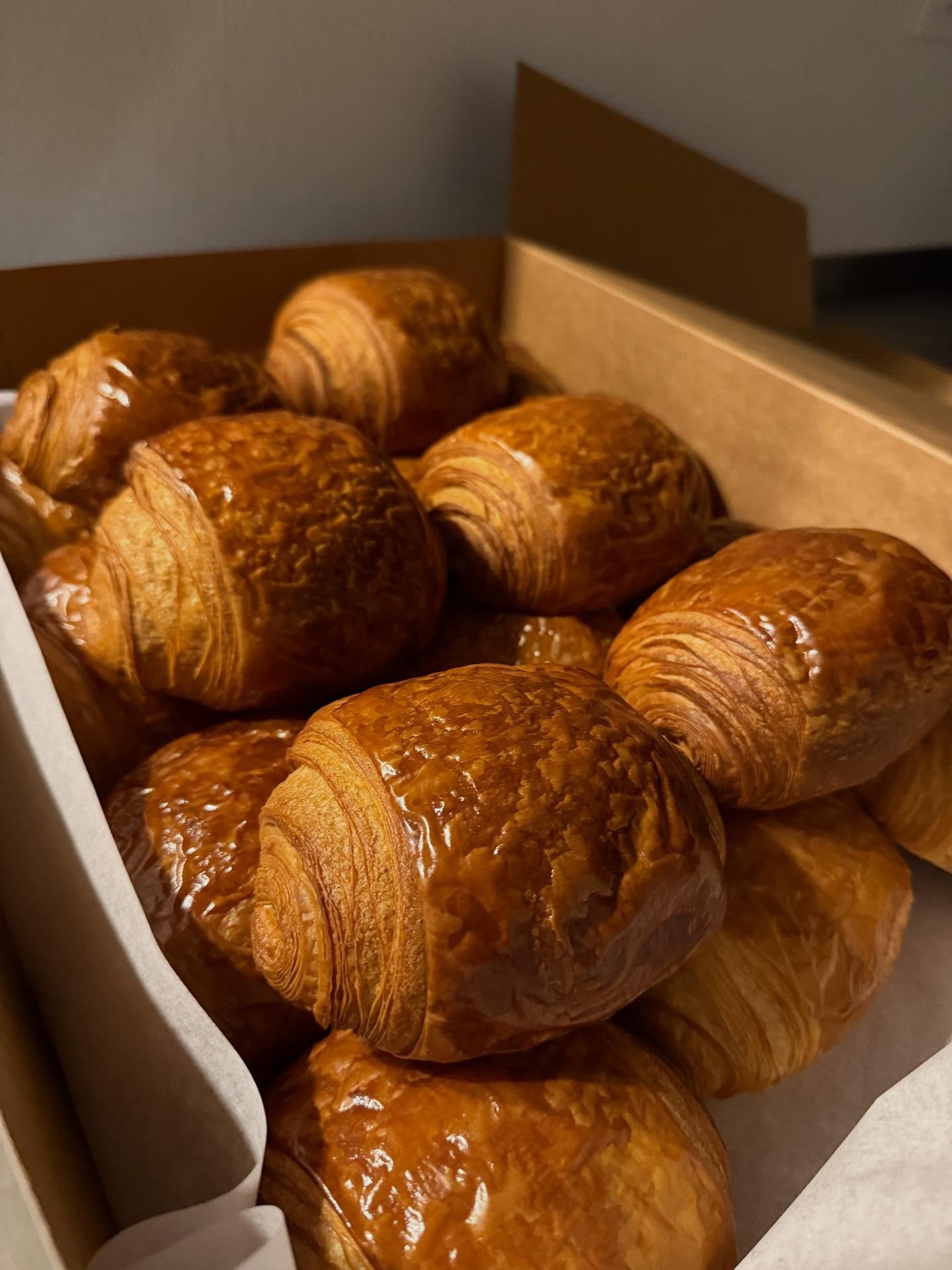 Golden pain au chocolat ft. batons from @chickadeechoc ððð
A viennoiserie classic: two chocolate batons wrapped inside buttery croissant dough. Stop in and grab one today :)