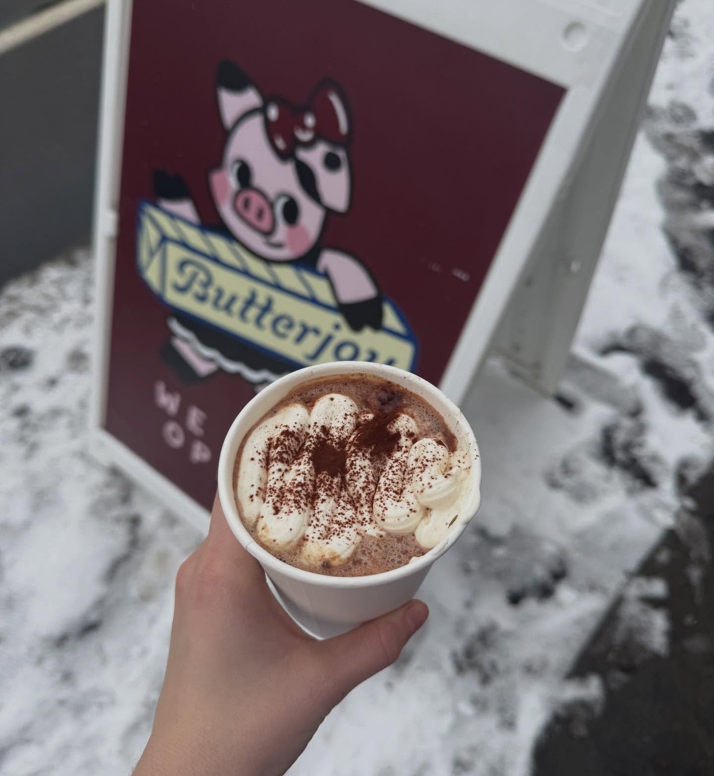 Now serving hot cocoa !! ☕️🍫☕️🍫

From our favs @chickadeechoc ! Add on our housemade mascarpone whip or peppermint syrup to make it extra special :))