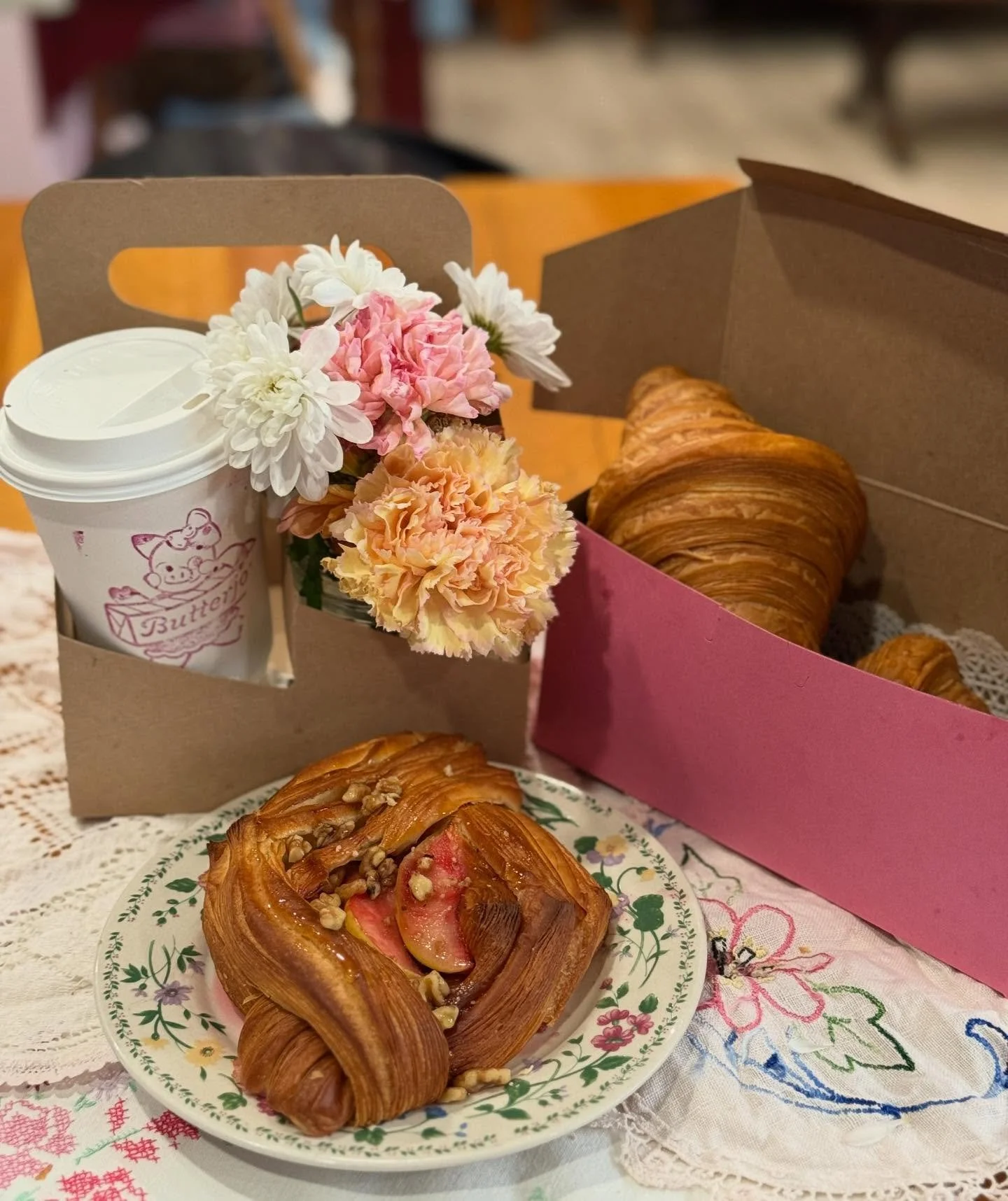 Valentine&rsquo;s Day Preorders are here !! 🥐💌🥐💌

We&rsquo;re collaborating with @mariaspetals this Valentine&rsquo;s Day to create the perfect gift bundle for that special someone! Each bundle includes:

💐 1 Petite Mason Jar Bouquet
🥐 1 Cherry