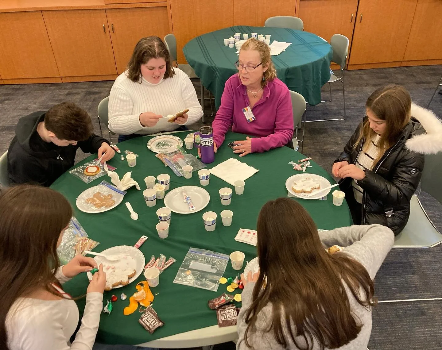 Here are a few more glimpses of our cookie-decorating time today! Thank you again, Helene, and everyone who stayed to enjoy this time together.
