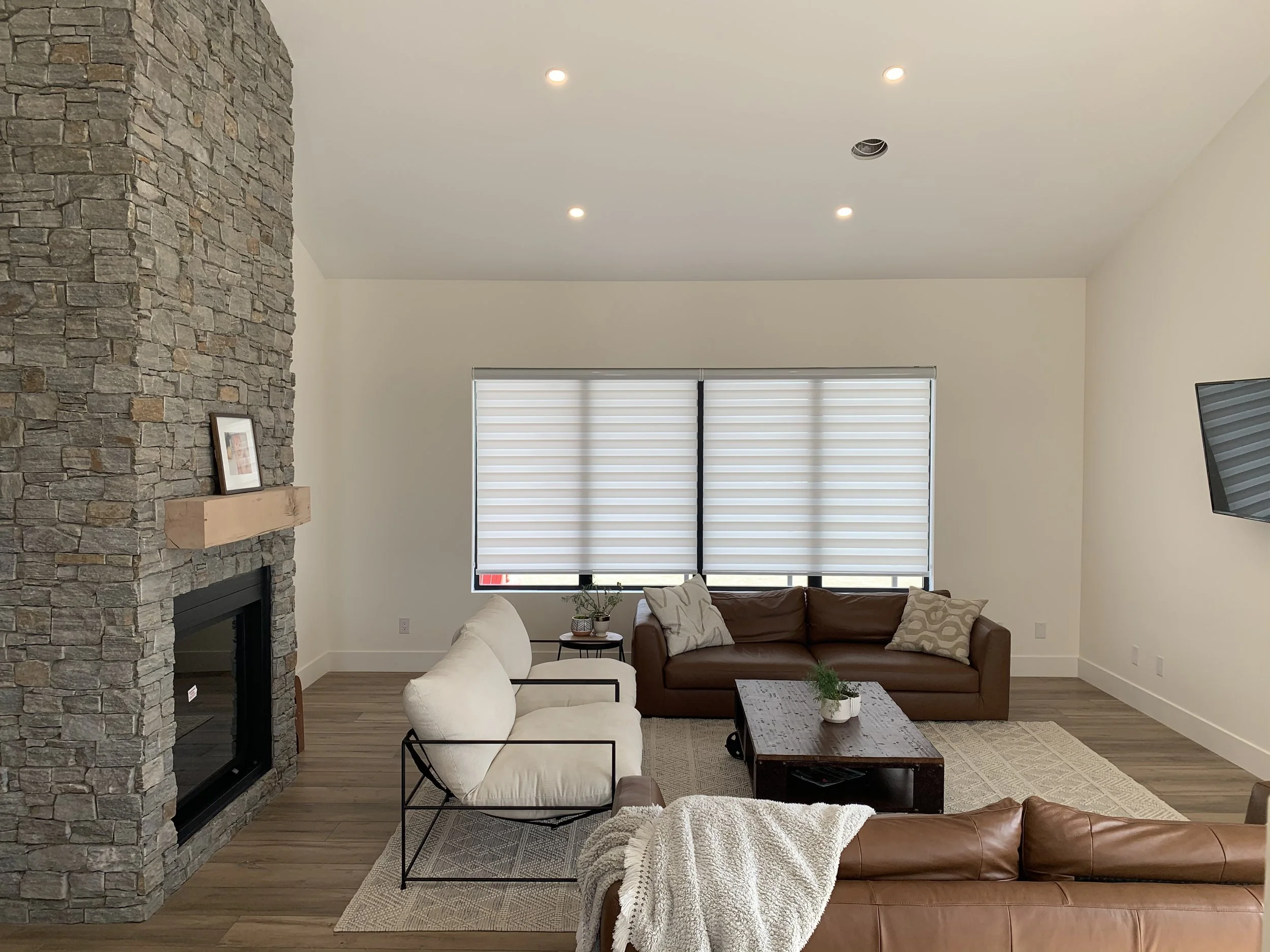 dual banded white livingrm.jpg