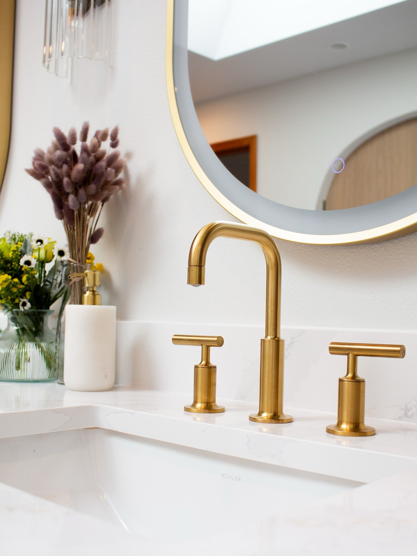 Brushed brass and soft neutrals 🤍

We&rsquo;re loving how these details elevate the vanity and bring a touch of everyday luxury to this primary bath 🫧

architect @h2darchitects 
builder @lewisconstructiongroup 
captured by @h2darchitects 

#brassde
