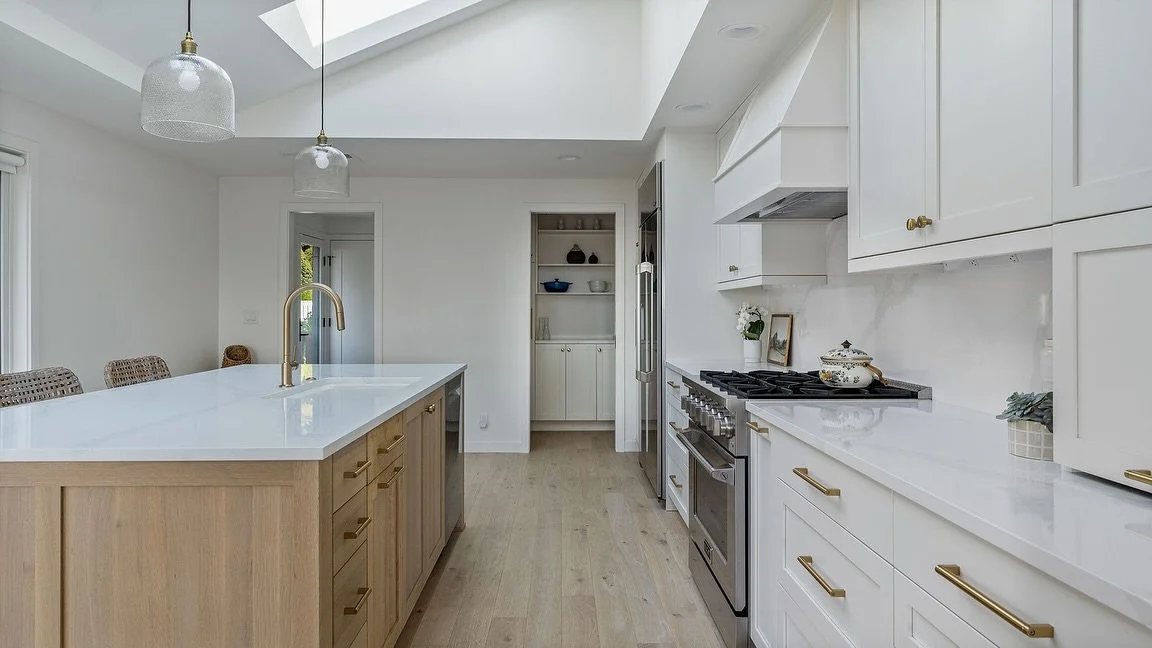 What a difference design makes! 

A full kitchen refresh from the ground up 

We opened up the layout, added fresh modern materials, and infused the space with natural light 

Swipe to see how we reimagined the kitchen ➡️

architecture @h2darchitects