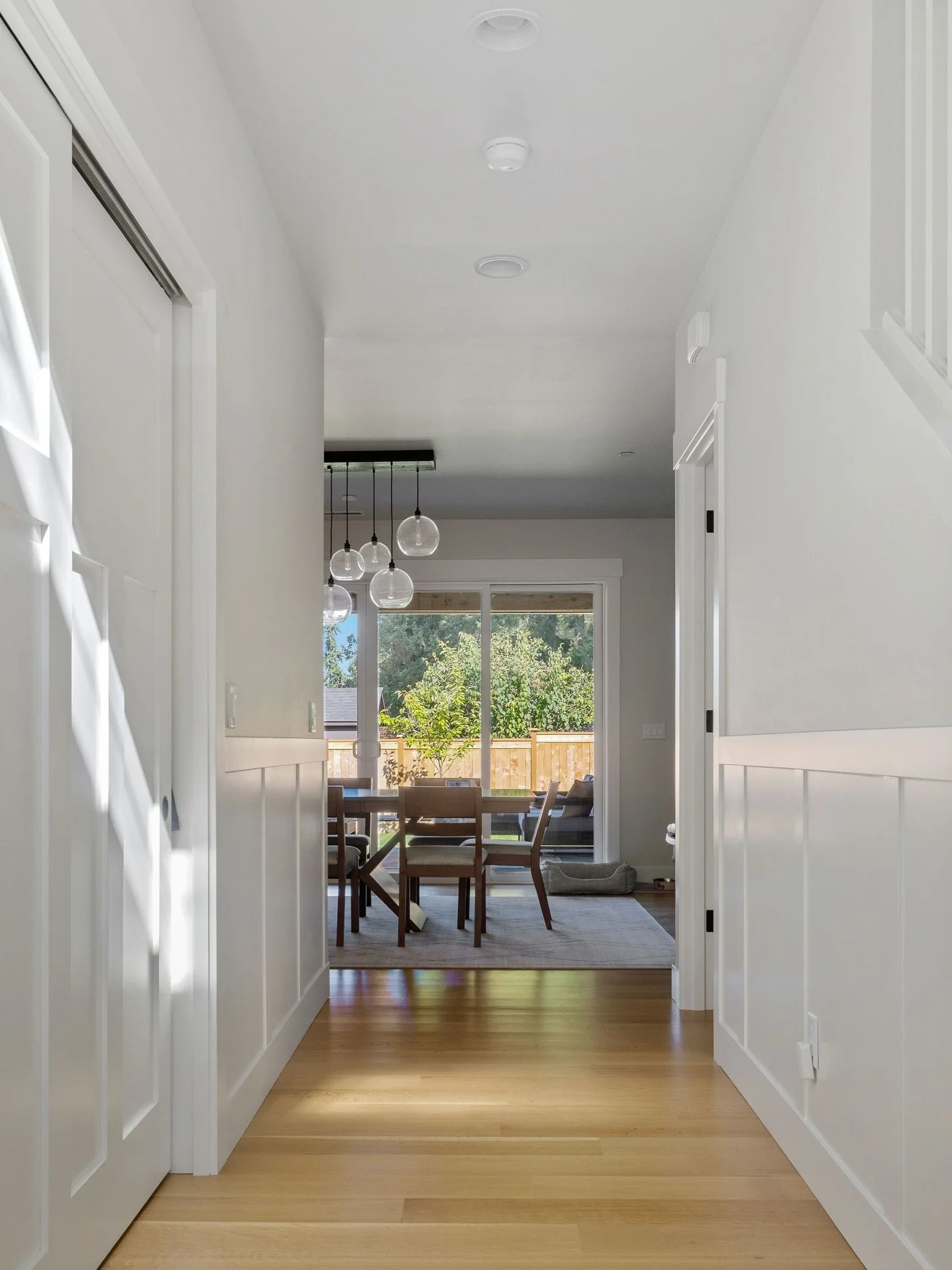 Welcome home 

A first impression that flows straight into the heart of the home 

#shorelineclassiccustom

architect @h2darchitects 
interiors @h2darchitects 
builder the alhadeff group
photography @anastasiyahomes 

#frontentry 
#pnwarchitect 
#fro