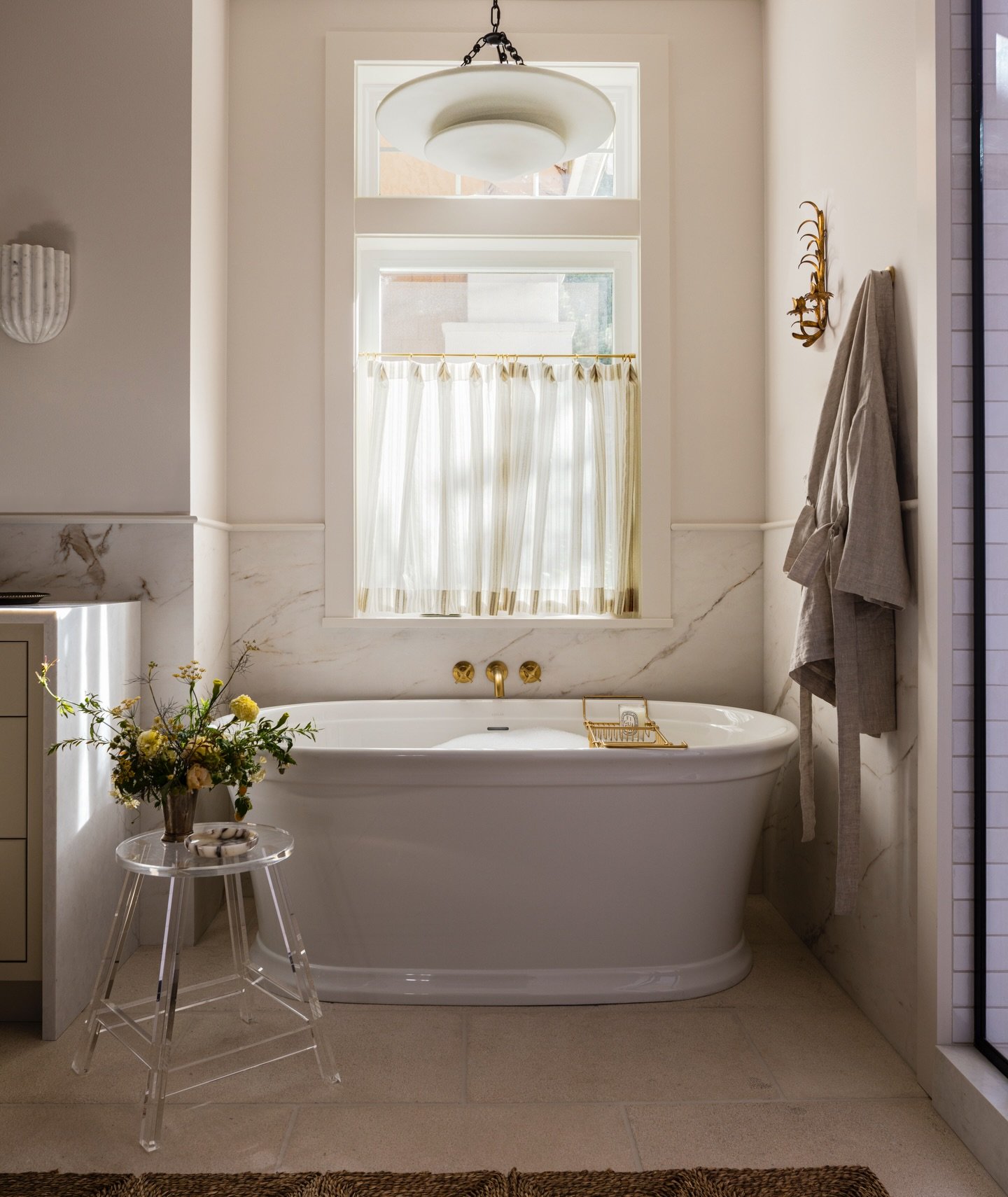 A space designed for relaxation 🫧

Clean, calm, and thoughtfully curated 

architect @h2darchitects 
interiors @katlawtoninteriors 
builder @lewisconstructiongroup 
photography john grannen 

#h2darchitects 
#luxurybathroom 
#pnwarchitecture 
#belle