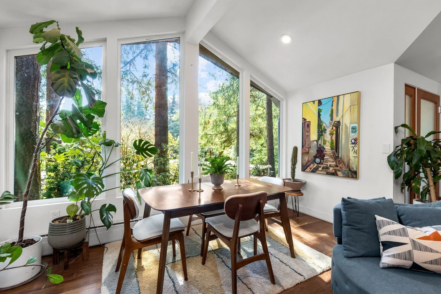 Filtered forest light shapes a dining space rooted in the Pacific Northwest 

architect @h2darchitects
interiors @h2darchitects

#diningroom
#naturallight