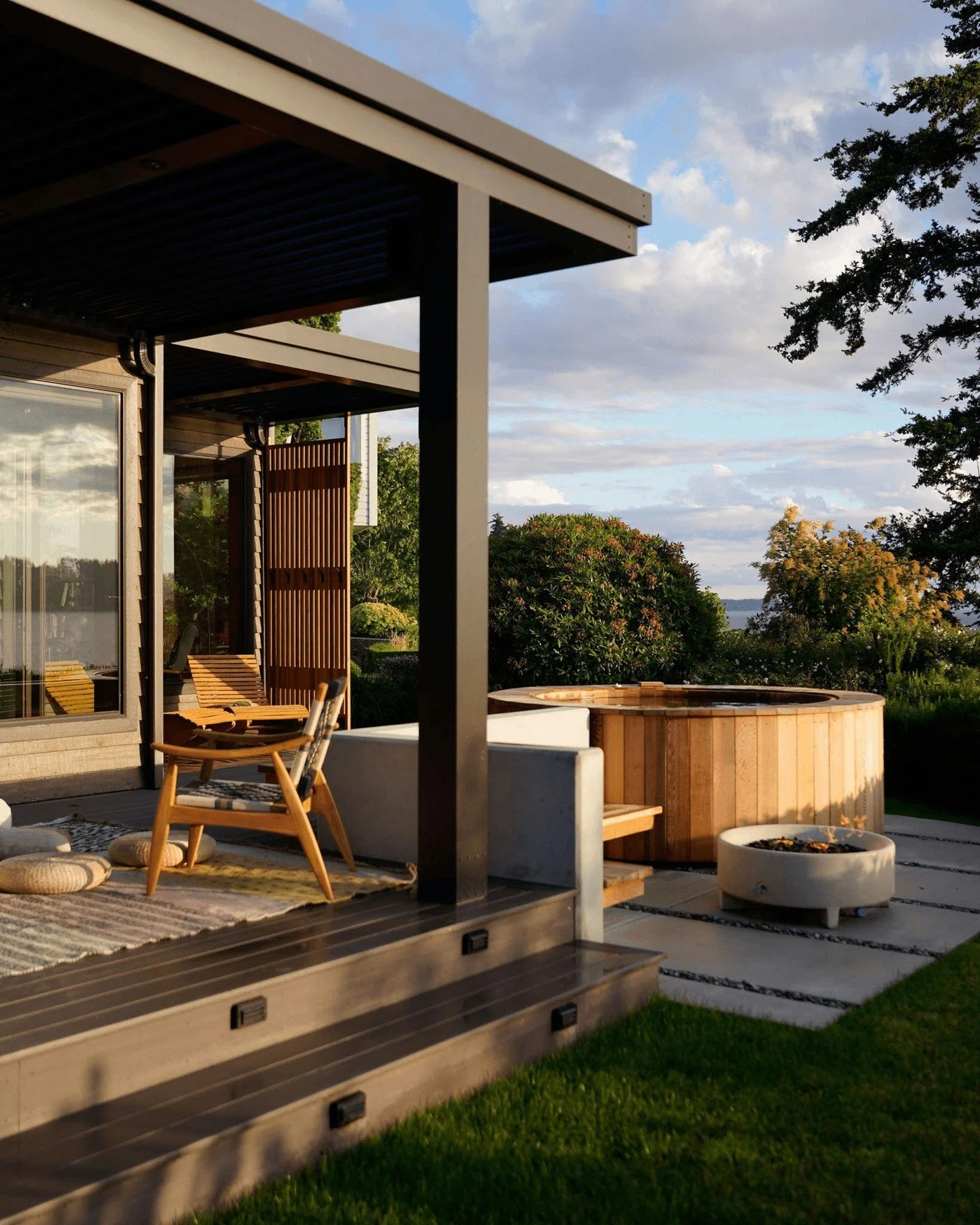 Calm and comfortable. A perfect space to let the evening unfold. 

Custom built hot tub with outdoor seating and firepit overlooking the Puget Sound.

architect @h2darchitects

#h2darchitects
#luxuryoutdoorliving
#woodhottub
#pnwarchitecture