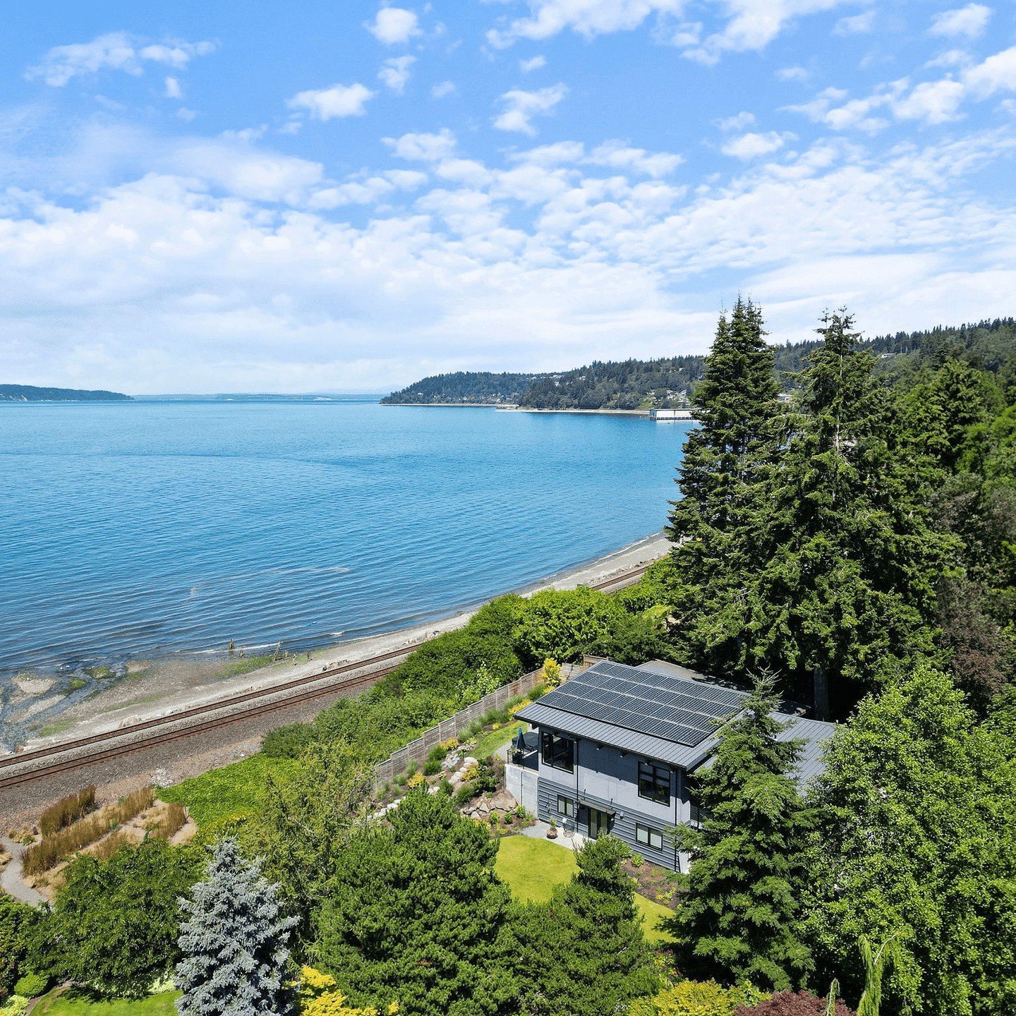 We allow the environment to guide us. 

In this partial re-rebuild in Edmonds, H2D's design team prioritized responding thoughtfully to the site&rsquo;s sensitive environmental conditions along the Puget Sound shoreline while maximizing sweeping wate