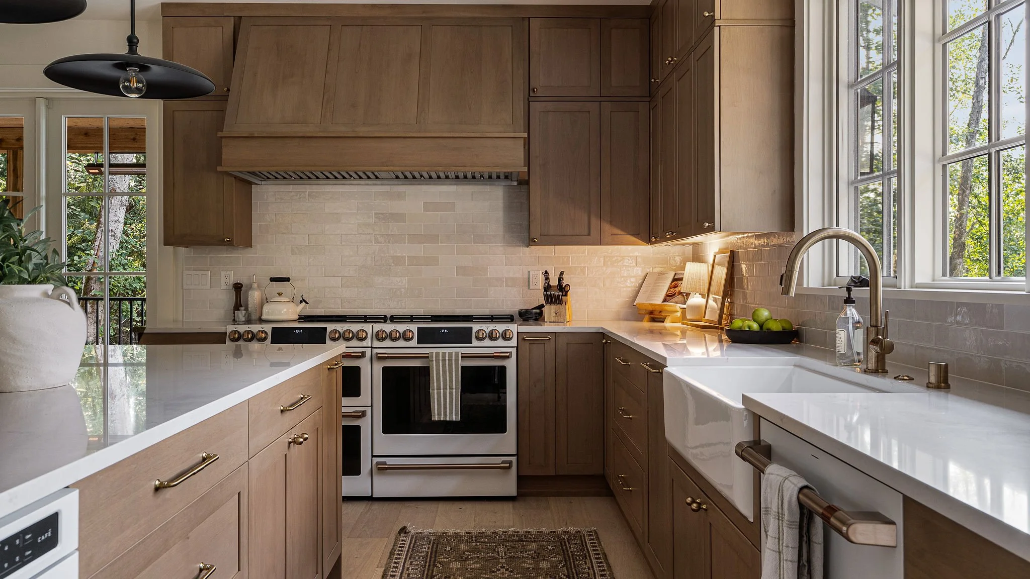 Kitchen by H2D Architecture + Design