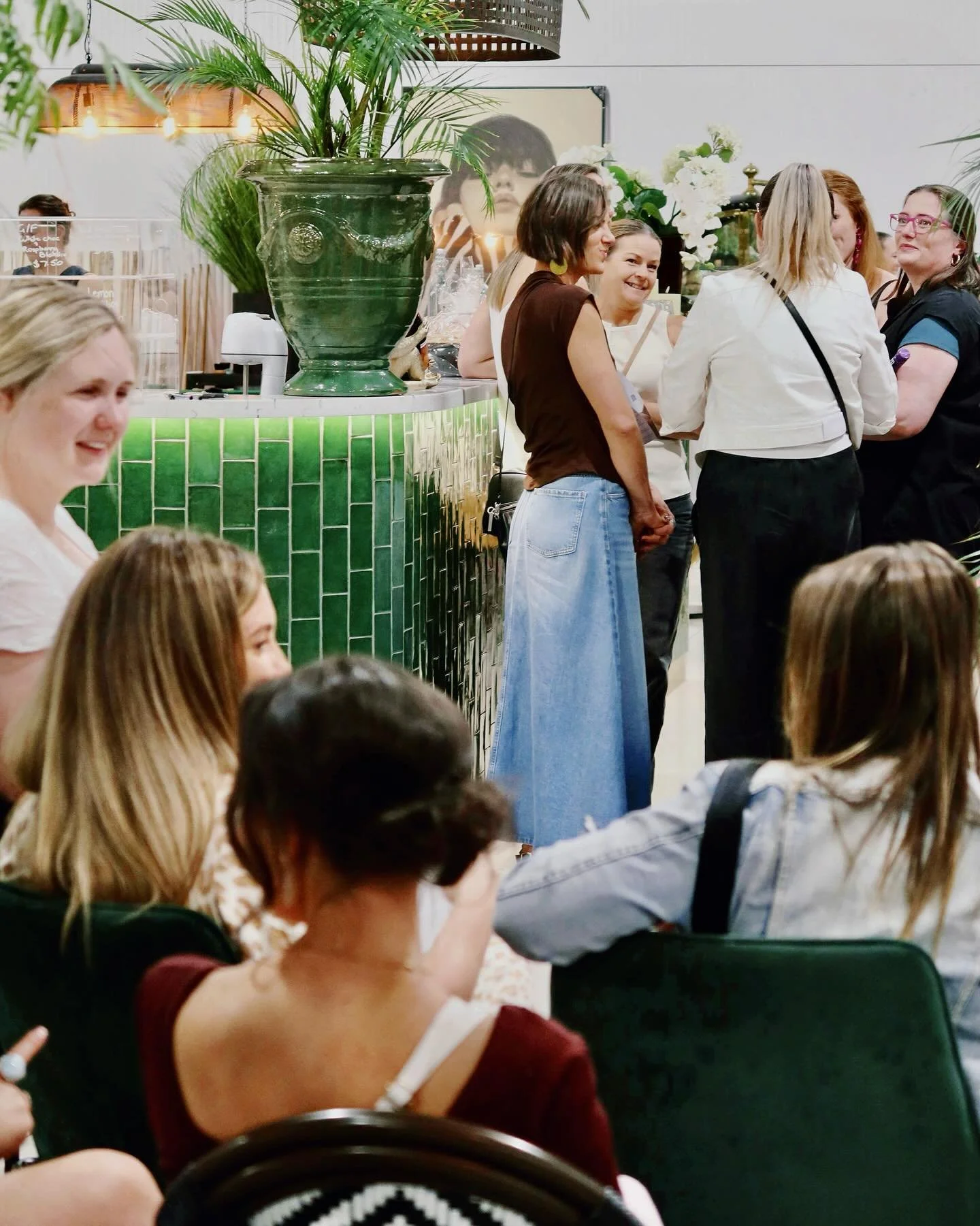 Celebrating empowerment and community 💖
@styledby_jem hosted an amazing night for Breast Cancer Awareness 🎀 filled with connection, cocktails and amazing prizes 🍸

Flowers: @bynatashaco 
Backdrop: @sjstrategyandcreatives 

#breastcancerawareness #