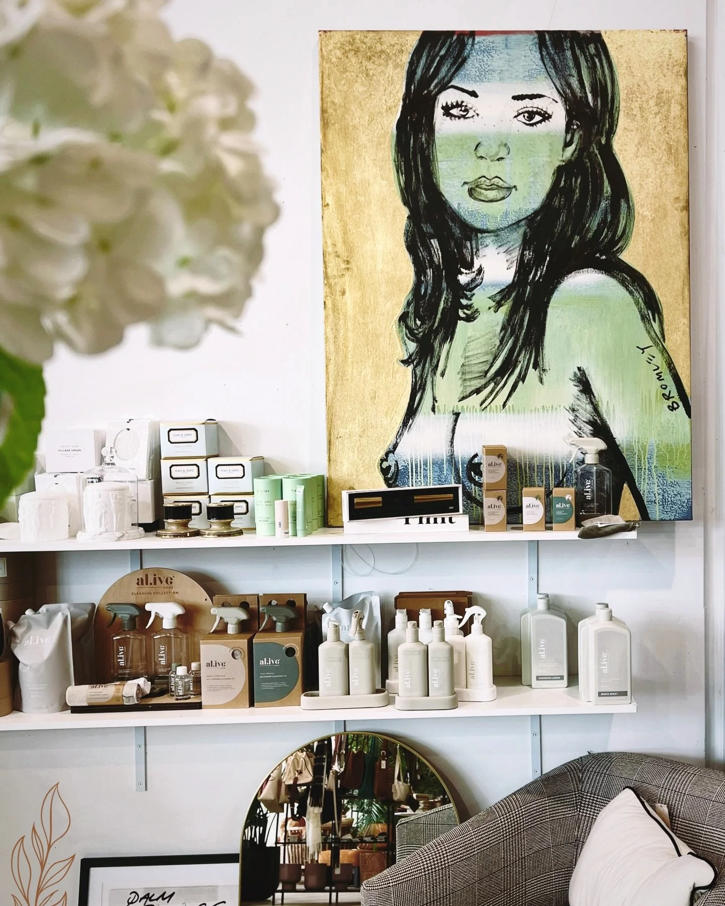 David Bromley&rsquo;s art is effortlessly bold, intimate, playful and powerful🎨
Our favourite element of his canvasses are the metallic backgrounds that shift and glow as the light in your space changes🌛✨
In contrast, his simple sketched pieces on 