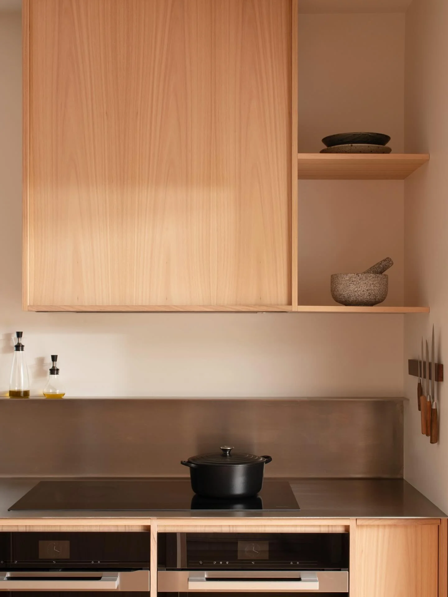 Tas oak veneer meets stainless steel. 

LAGOM HOUSE | Kitchen 

🔨 @nicholaselliottbuilding @crescon_joinery 
📸 @anjieblair