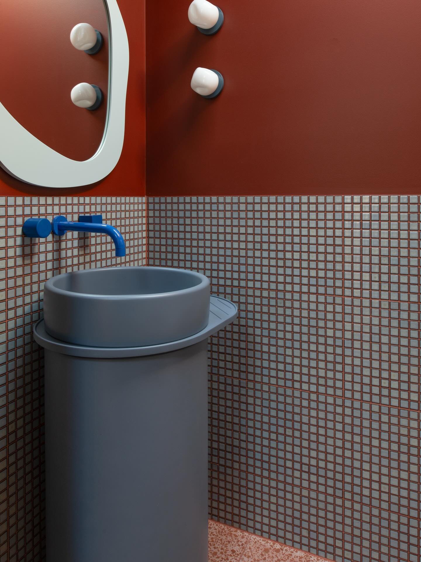 Safe to say, white walls never made the shortlist. 

COCKTAIL HOUSE | Powder Room 🍸 

#avacantspacehome