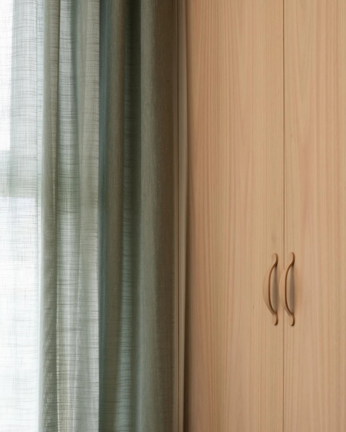 Give us a coloured sheer and sweet handle detail any day of the week. 

LAGOM HOUSE | Main bedroom 

#avacantspacehome