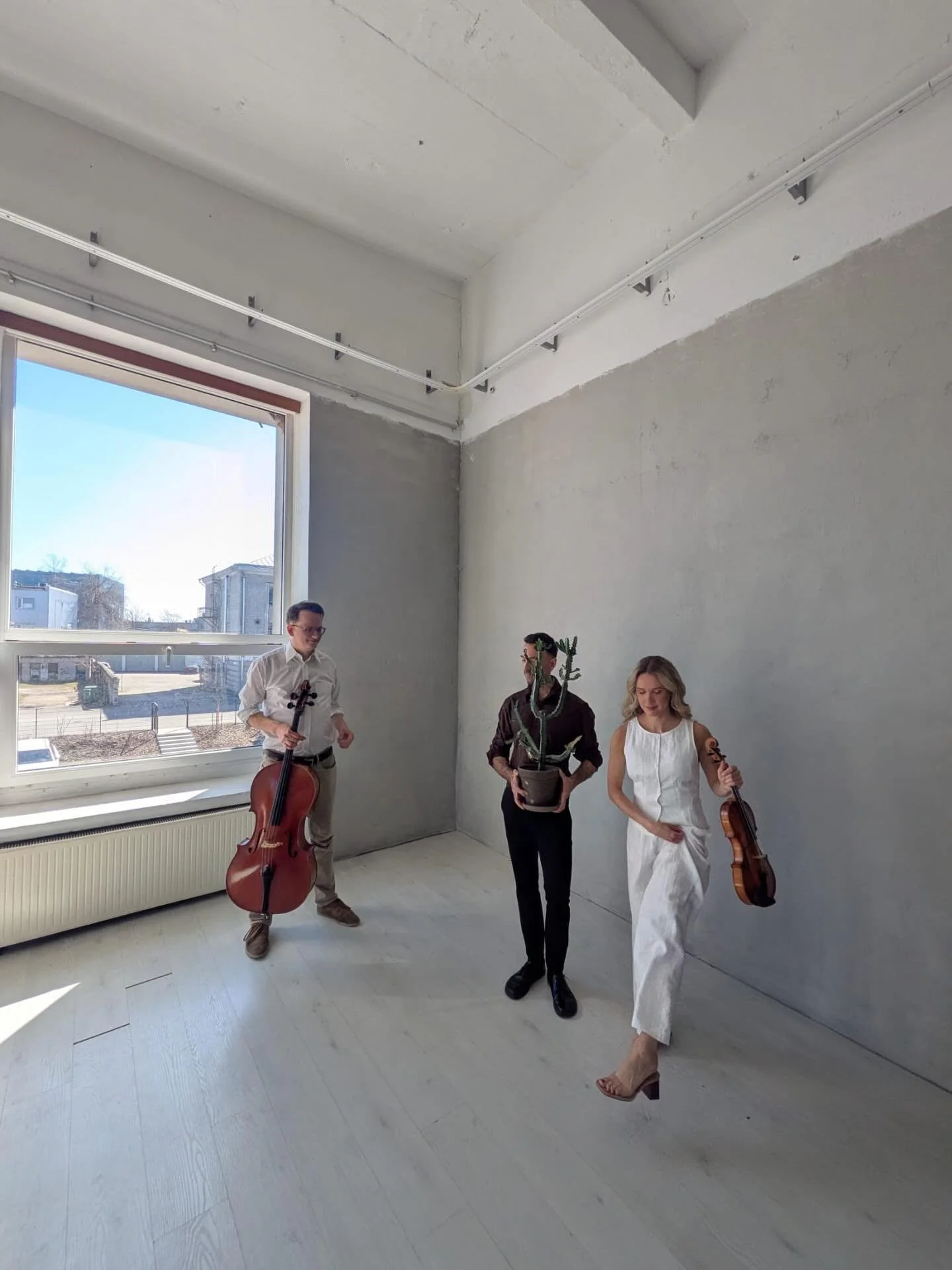 T&auml;na oli meil megal&otilde;bus photoshoot! J&auml;&auml;ge lainel- 
pildid tulevad varsti! 📸

#quartet #musician #musica #stringquartet #photoshoot