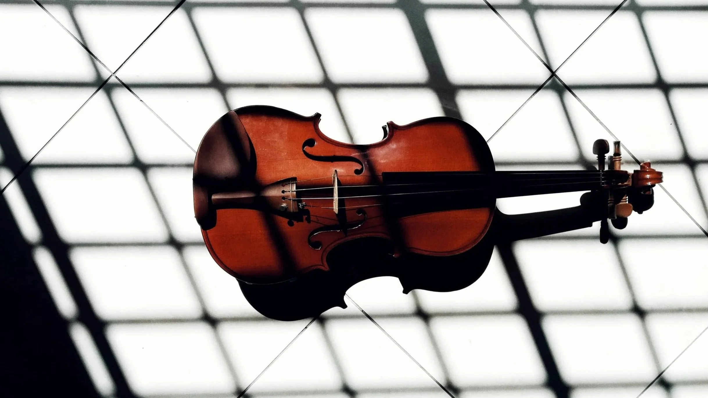 ÖÖ32 Quartet viulu pöydällä