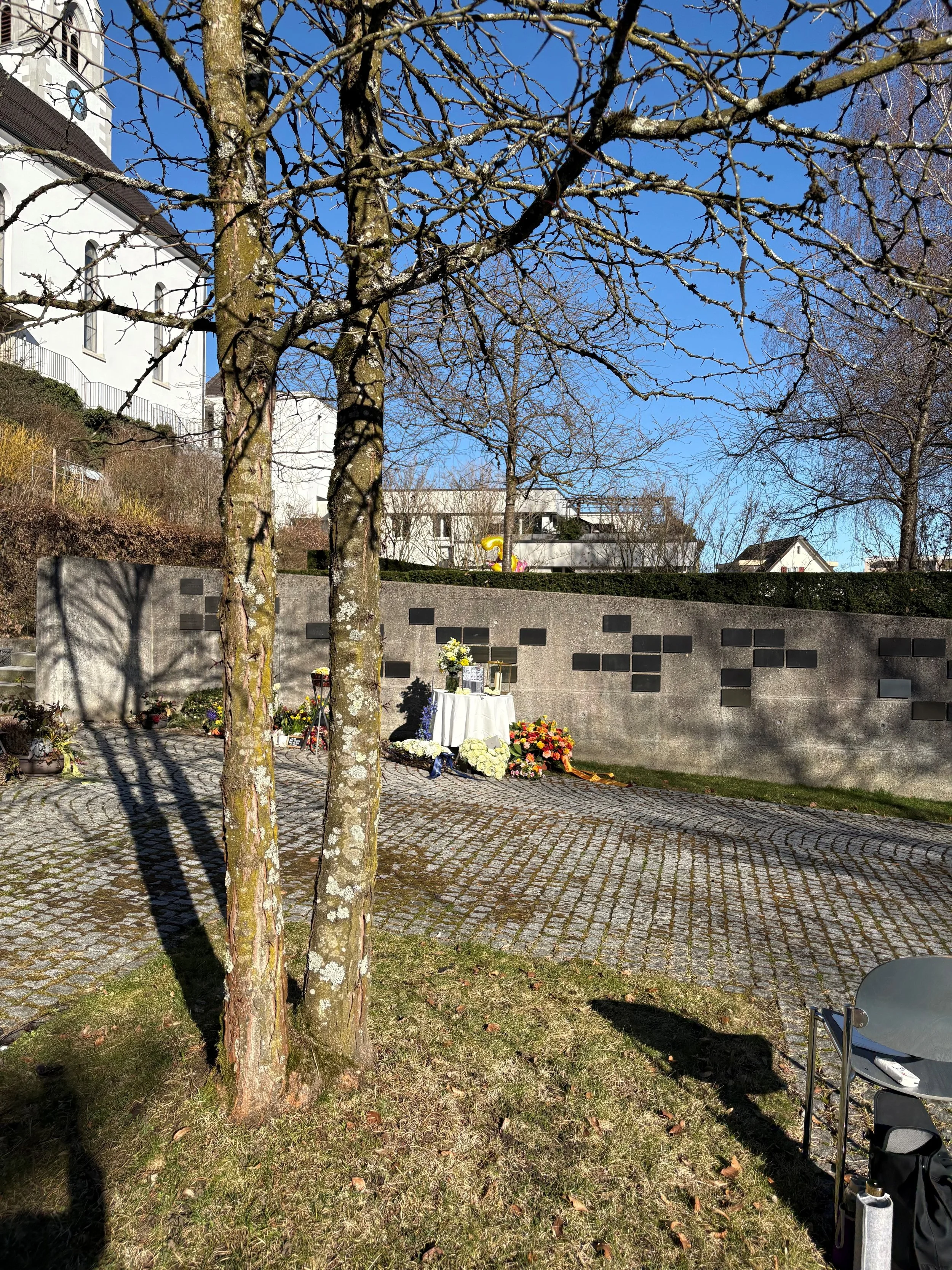 Blick auf Urnenwand.jpg