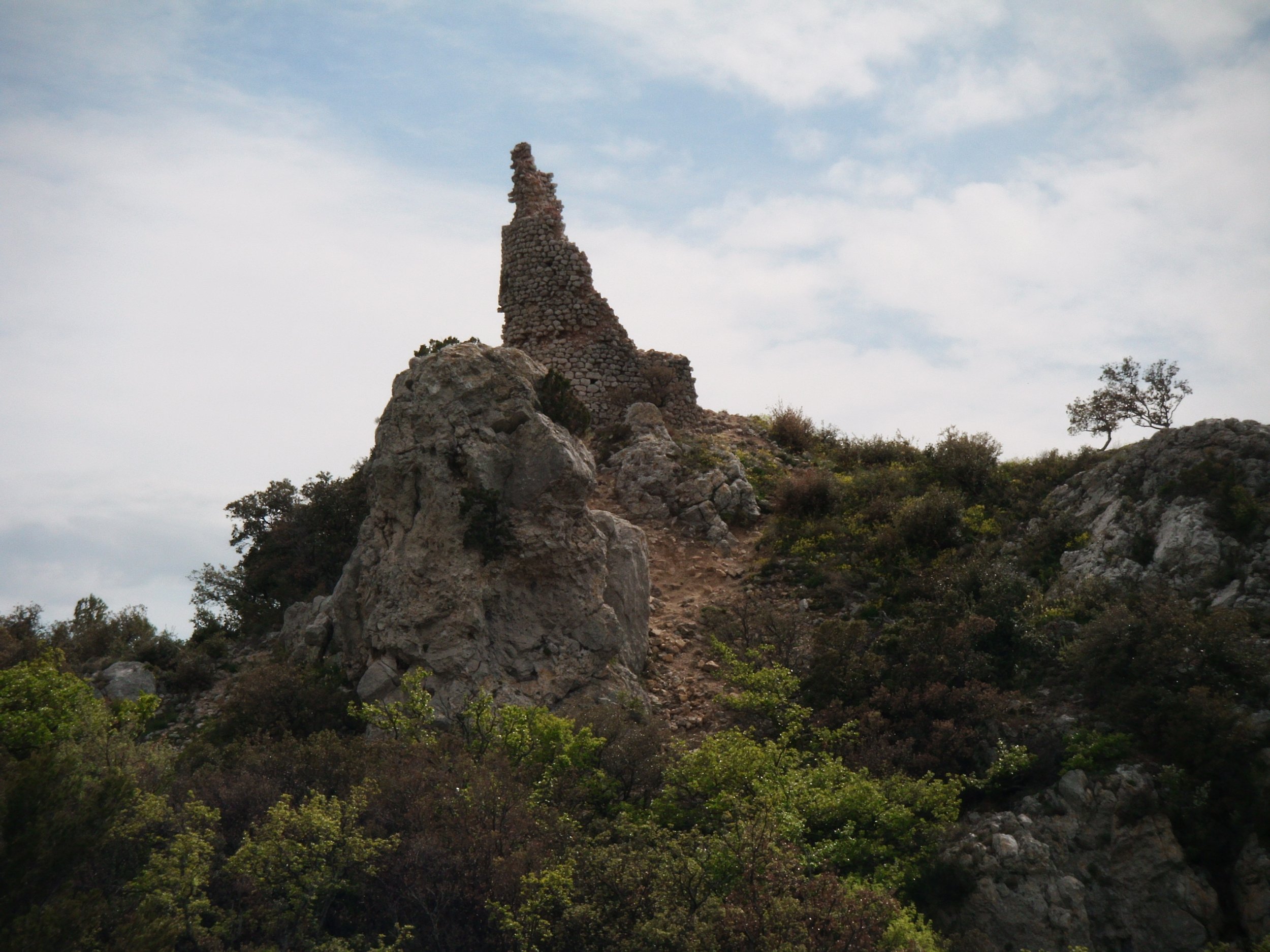 La Tour Sarrasine atop Les Dentilles de Montmirail.