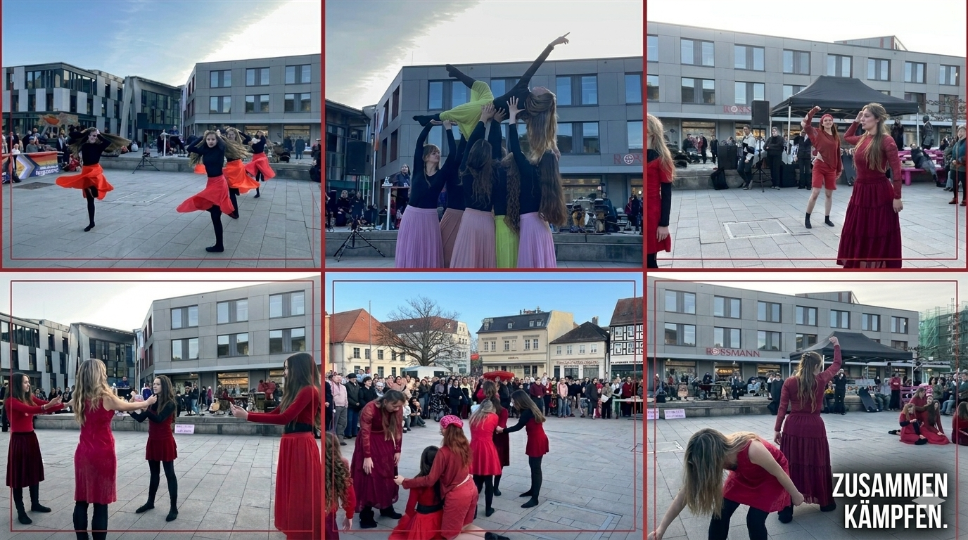 Mehrere Gruppen von Frauen und Mädchen tanzen und führen eine Performance in einem öffentlichen Platz vor einem modernen Gebäude durch, viele Menschen beobachten. Einige tragen rote Kleider, andere in bunten Outfits, es scheint eine kulturelle oder künstlerische Veranstaltung zu sein.