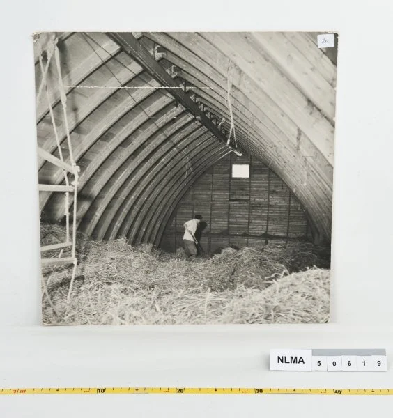 Innsiden av en låve.