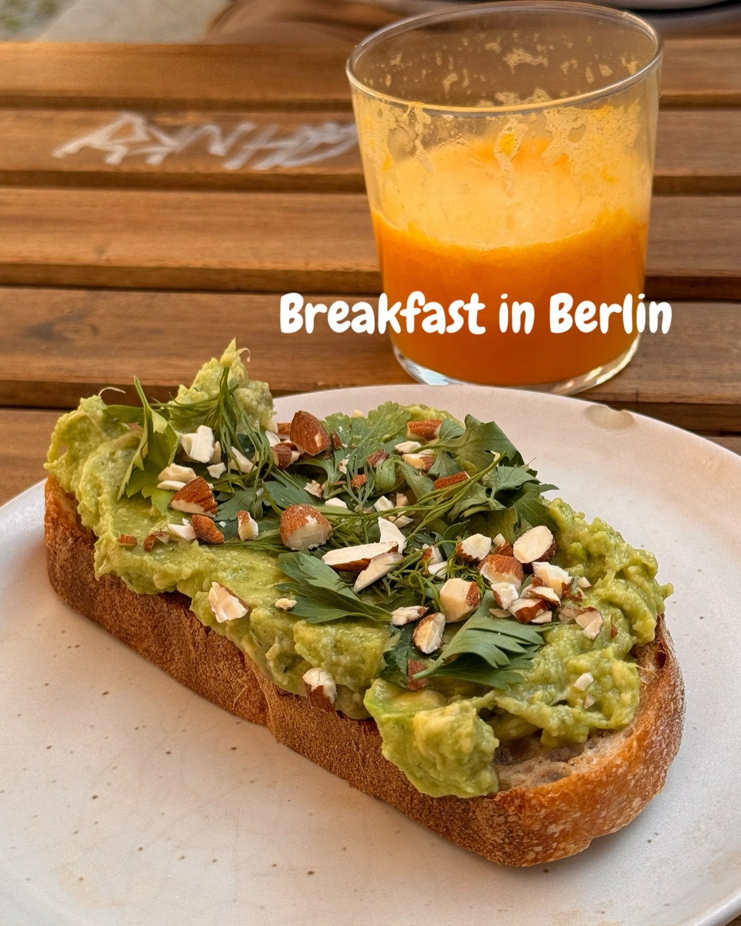N&aring;gra frukostst&auml;llen i Berlin 🪩💜☕️

#1 @cafeschroederberlin hade helt klart den b&auml;sta avokadomackan. Toppad med mandlar, persilja &aring; dill. 

#2 Pannkakor med bl&aring;b&auml;rskompott, socker kanel och gr&auml;dde. Mhhhhhm @caf