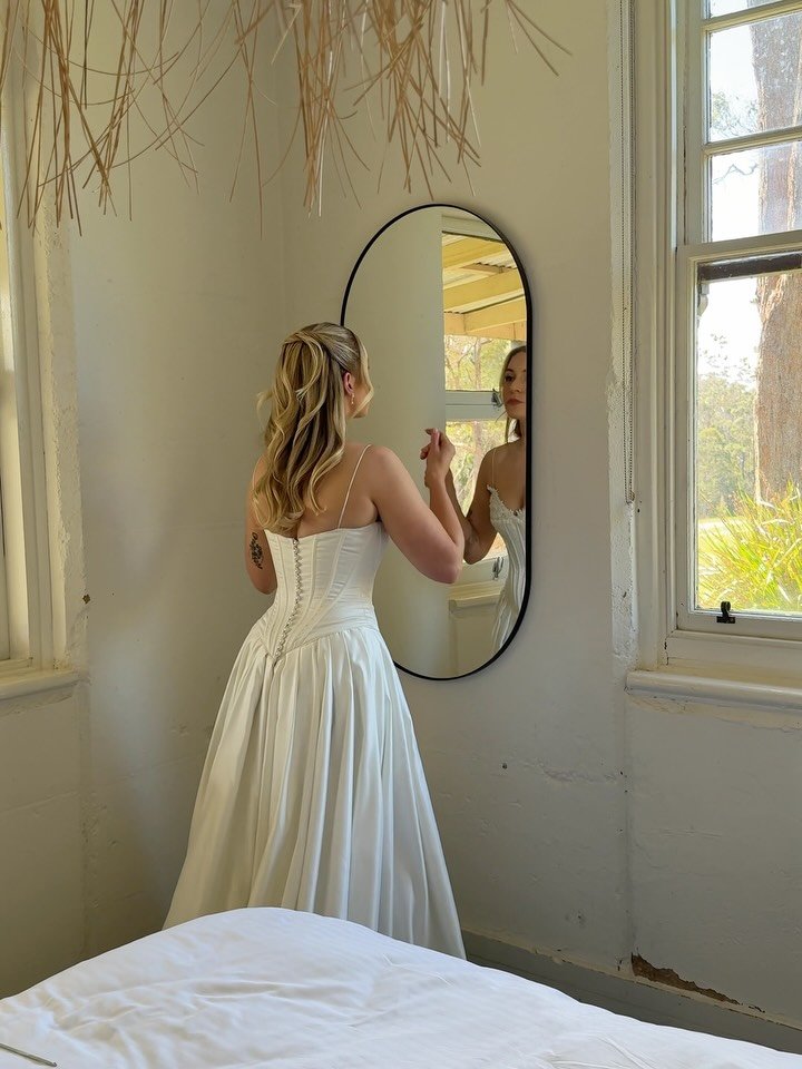 Emily&rsquo;s camera roll by @yourromance_cc 🤍
The complete look, every detail complimenting the other. My picks from the morning &amp; the hair that lasted all night long. 

Hair @hairkind.thesalon 
MUA @ellnicolemua 
Content (featured) @yourromanc