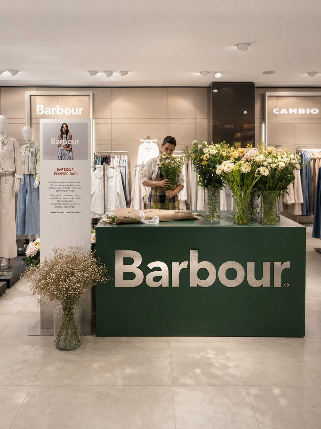 Flower Bar Marc O´Polo glückliche Kundin strahlt