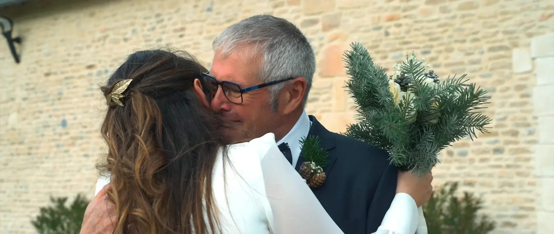 La mariée, Anaïs, qui enlace son papa lors de son mariage au domaine de Soignolles.