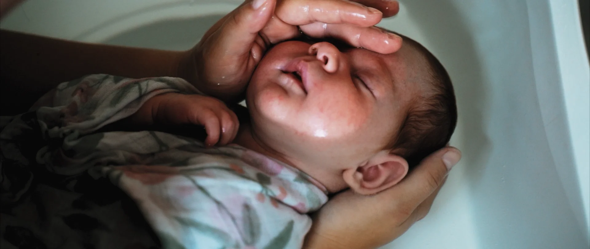 Un moment de douceur pour Éléa : son premier bain thérapeutique