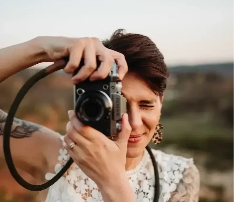 Portrait de Charlotte GANDON, vidéaste de mariage, entrain de prendre une photo.