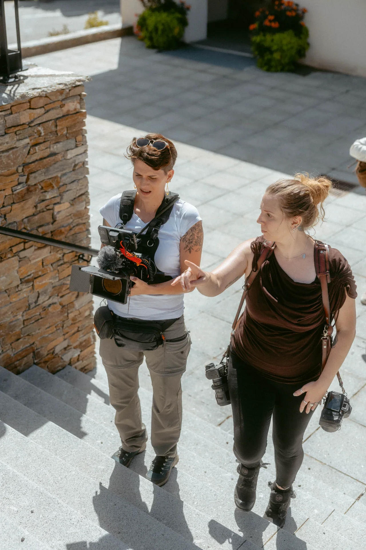 Photographe et vidéaste entrain d'échanger ensemble lors d'un shooting.